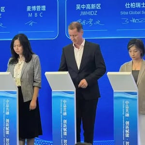 Iwan Wuelser from SIBA Global at a Chinese conference signing a contract